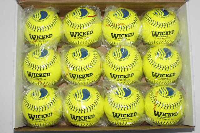 Precio de fábrica Cubierta de cuero de softbol malvado de 11/12 pulgadas Costuras azules con núcleo de poliéster .47 Cor 375 LBS Compresión Paquete de 12 USSSA Classic Fastpitch