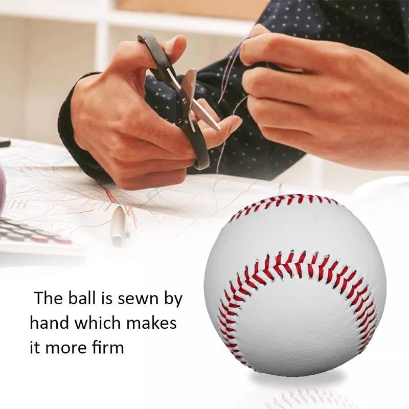 La pelota está cosida a mano lo que la hace más firme.